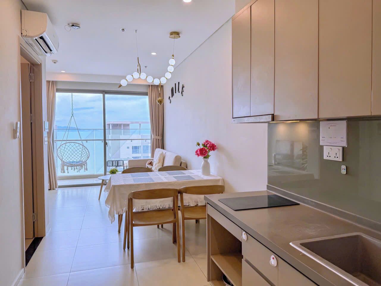 Departamento de lujo, 1 habitación | Área de sala de estar | Smart TV de 45 pulgadas con canales digitales y Netflix 