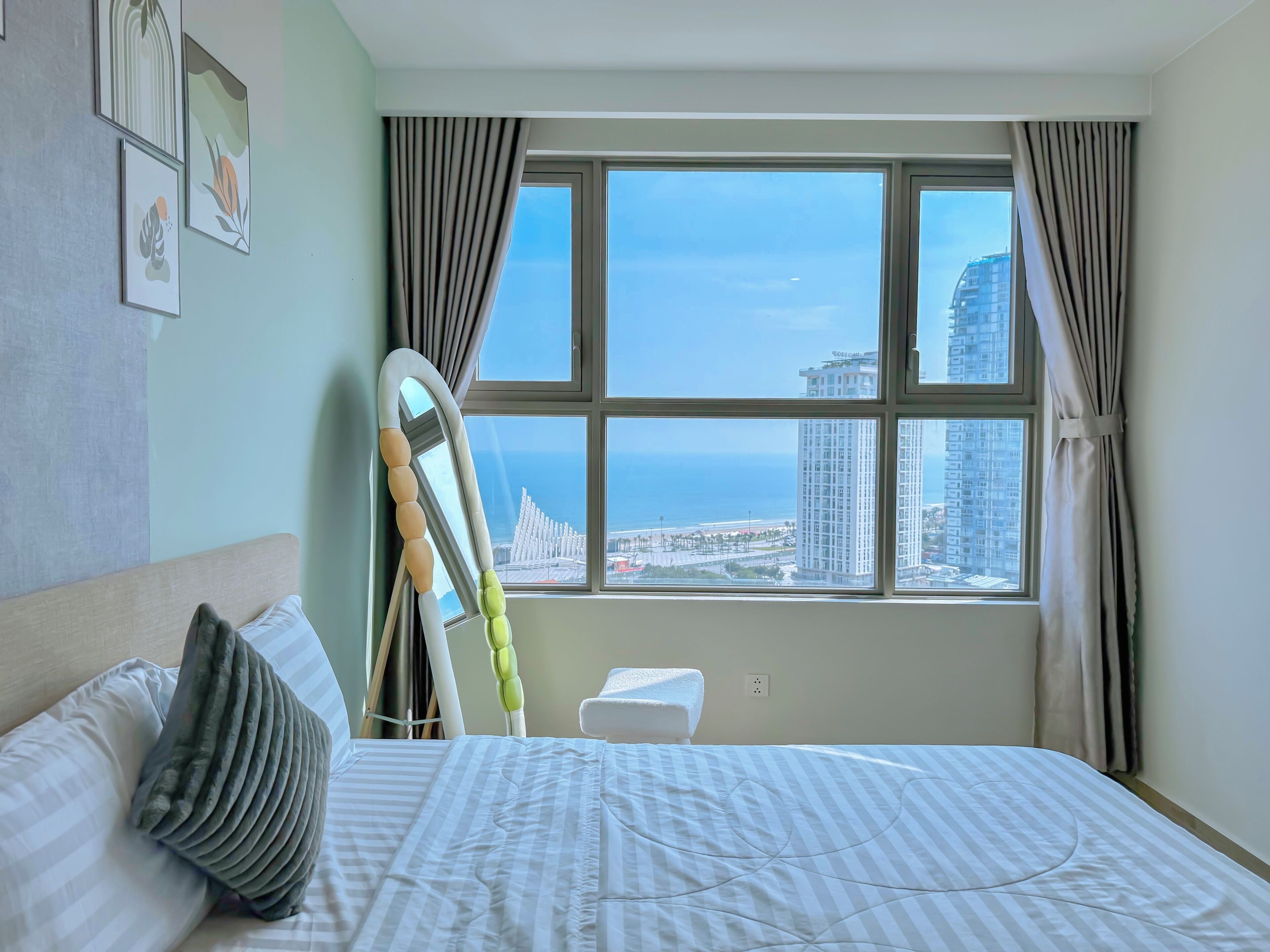 Departamento, 3 habitaciones, balcón, vista a la playa | Escritorio, cortinas blackout y tabla de planchar con plancha 