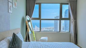 Departamento, 3 habitaciones, balcón, vista a la playa | Escritorio, cortinas blackout y tabla de planchar con plancha