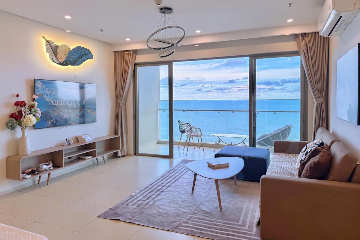 Superior Apartment, 3 Bedrooms, Beach View | Living area