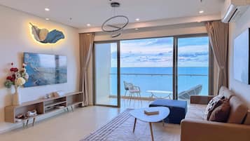 Apartamento superior, 3 quartos, vista para a praia | Área de estar | Smart TV 45 polegadas com canais digitais, Netflix