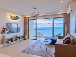Superior Apartment, 3 Bedrooms, Beach View | Living area