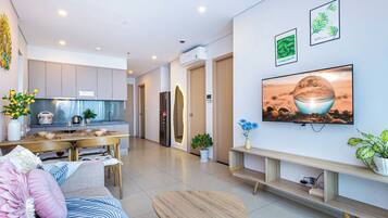 Căn hộ, 3 phòng ngủ, ban công, quang cảnh bãi biển | Khu phòng khách