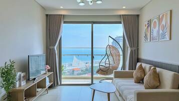 Departamento, 3 habitaciones, balcón, vista a la playa | Área de sala de estar