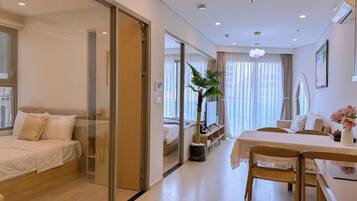 Luxury-Apartment, 2 Schlafzimmer, Balkon | Betten mit Memory-Foam-Matratzen, Schreibtisch, Verdunkelungsvorhänge