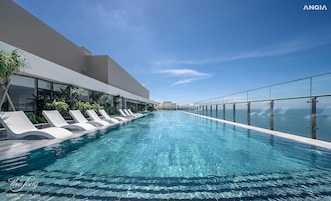 Piscina externa, espreguiçadeiras, salva-vidas no local