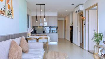 Apartment, 3 Schlafzimmer, Balkon, Strandblick | Wohnbereich | 45-Zoll-Smart-TV mit Digitalempfang, Netflix, Streaming-Dienste