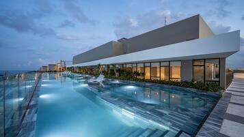 Udendørs pool, liggestole, livreddere på stedet