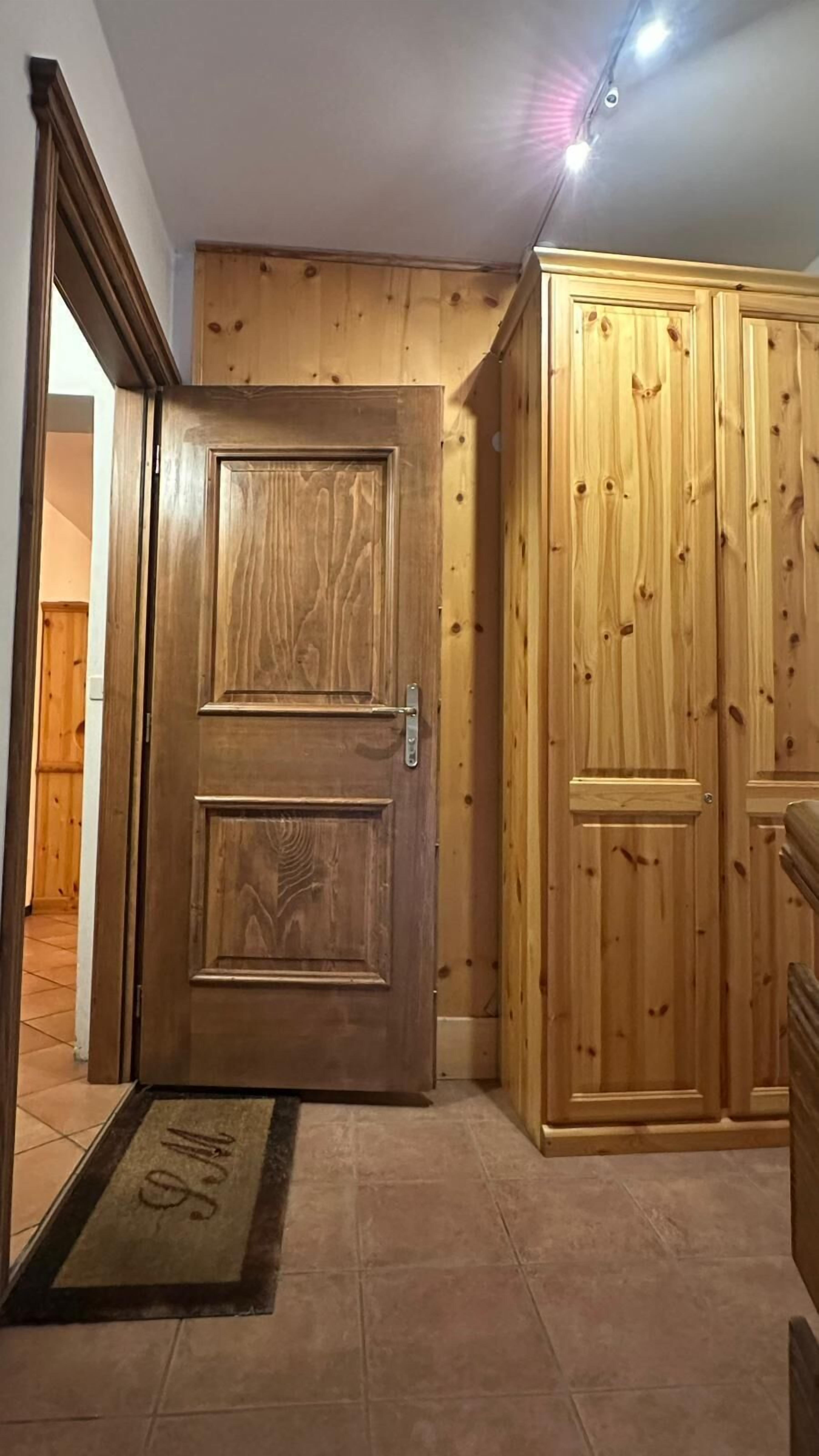 Pintu masuk properti