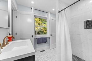 Shower, hair dryer, towels - Tiger Ridge, Single Level w/ Stunning Mtn Views (Highlands)
