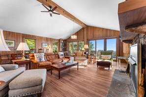 TV, fireplace, books - Tiger Ridge, Single Level w/ Stunning Mtn Views (Highlands)