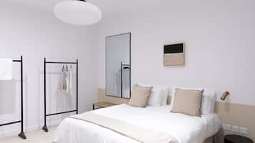 Apartamento, 2 habitaciones, vistas al mar | Cortinas opacas, tabla de planchar con plancha, wifi gratis