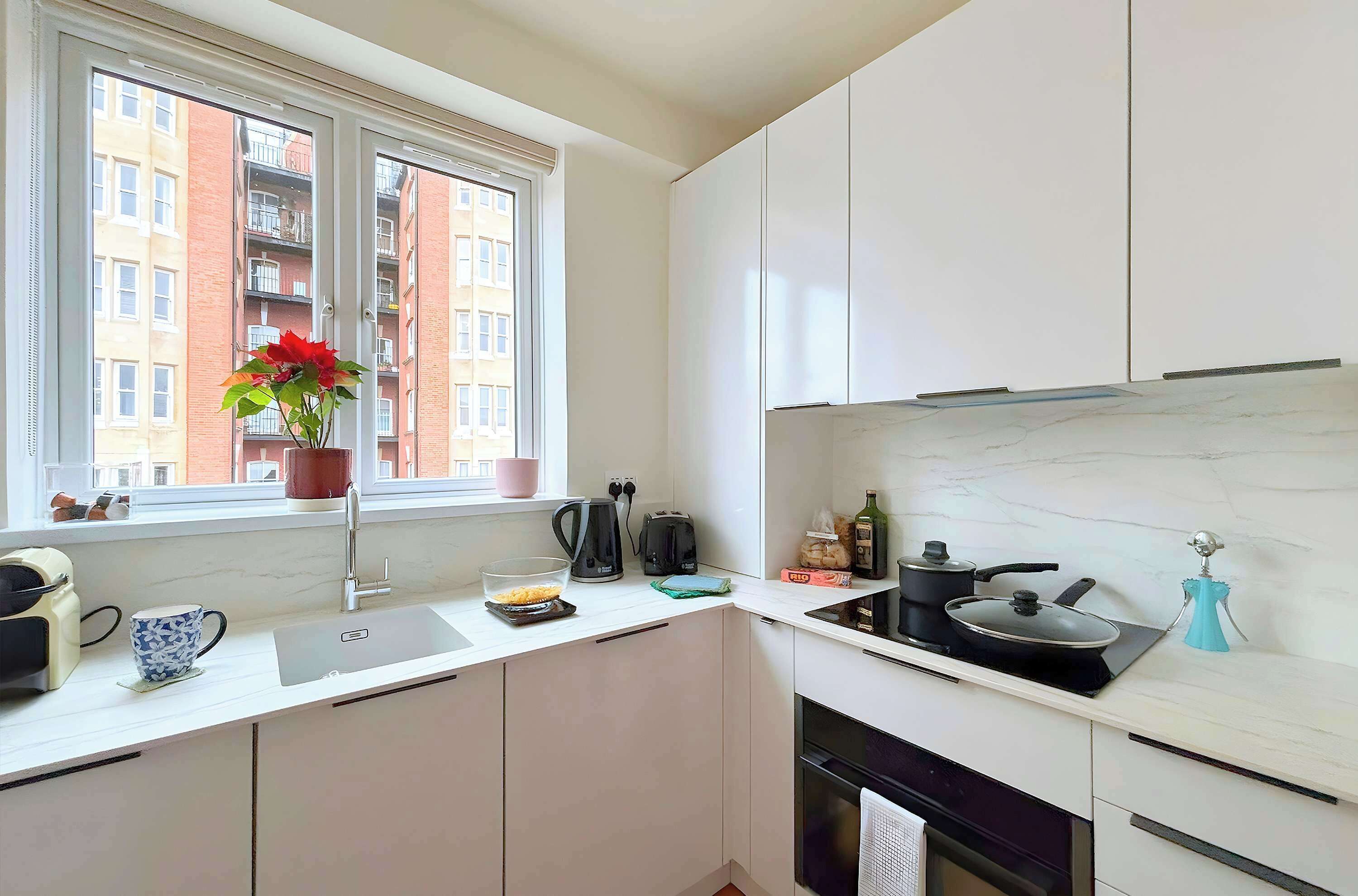 Kjøleskap, kokeplater, oppvaskmaskin og kaffetrakter/tekoker