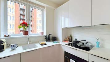 Kjøleskap, kokeplater, oppvaskmaskin og kaffetrakter/tekoker