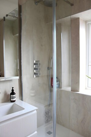 تجهيزات دش، مجففات شعر، مناشف