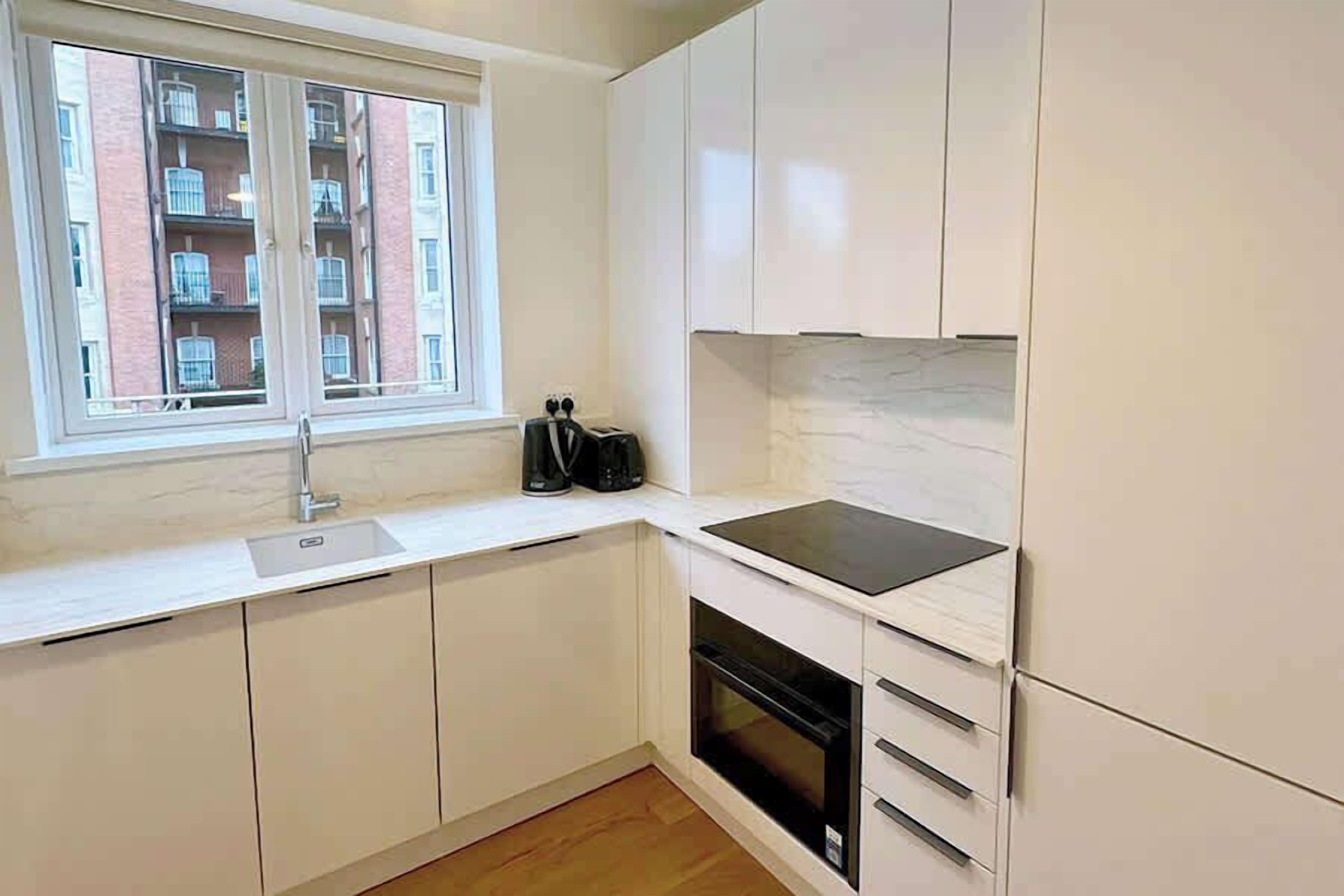 Réfrigérateur, plaque de cuisson, lave-vaisselle, cafetière/bouilloire