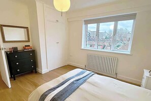 1 غرفة نوم ومكواة/لوح كي وواي فاي وملاءات أسرّة