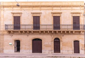 Exterior - Sinatra Suite Apartment with Private Terrace, Wi-Fi and Air Conditioning (Ispica)