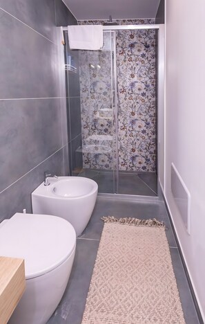 Shower, free toiletries, hair dryer, towels - Sinatra Suite Apartment with Private Terrace, Wi-Fi and Air Conditioning (Ispica)
