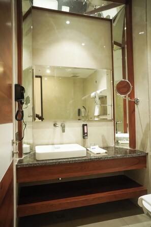 Deluxe Double Room | Bathroom | Shower, free toiletries, soap, shampoo - Hotel Pacific Primee (Zirakpur)