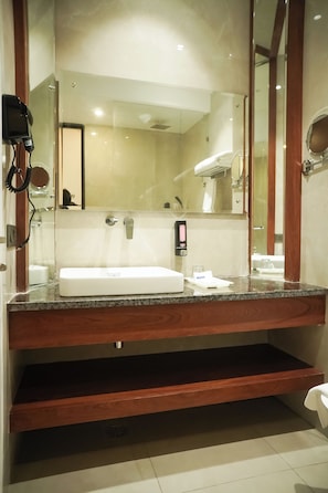 Quarto casal luxo | Banheiro | Chuveiro, produtos de toalete grátis, sabonete, shampoo