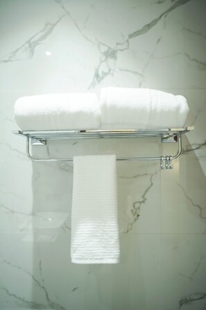 华丽双人房 | 浴室 | 淋浴设施、免费洗浴用品、肥皂、洗发水