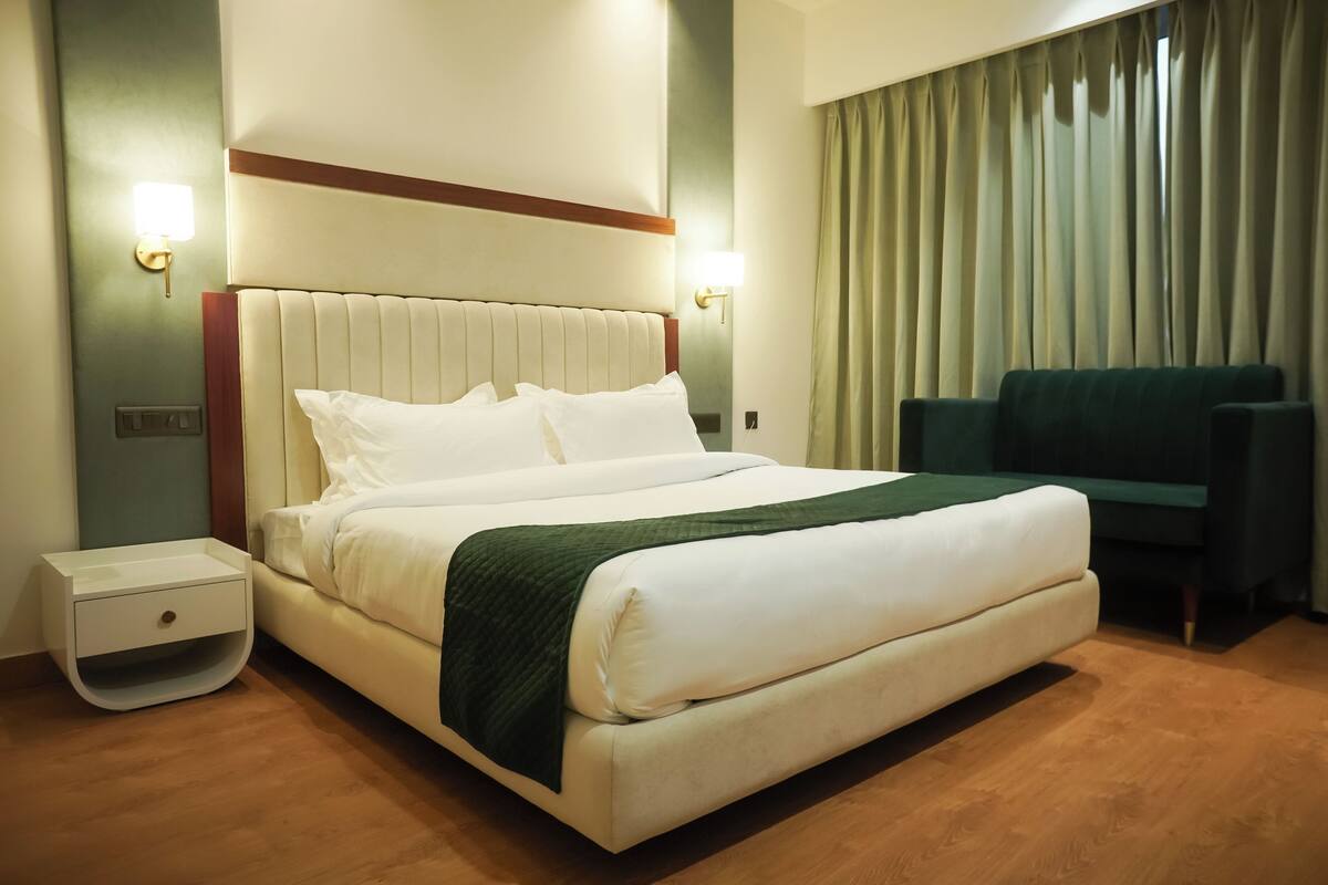 Deluxe Double Room | In-room safe, desk, iron/ironing board, free WiFi