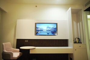 Deluxe Double Room | Living area - Hotel Pacific Primee (Zirakpur)