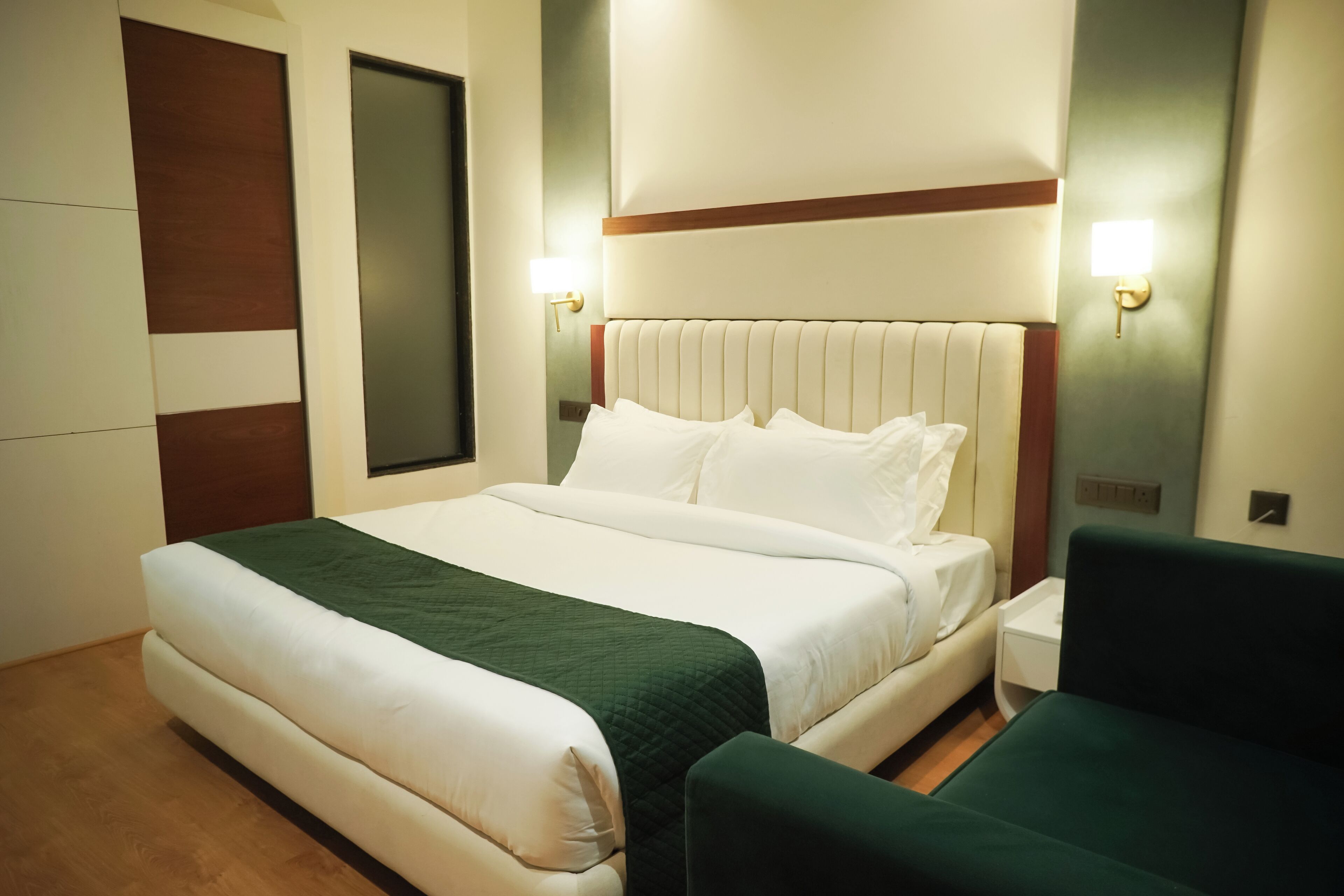 Deluxe Double Room | In-room safe, desk, iron/ironing board, free WiFi