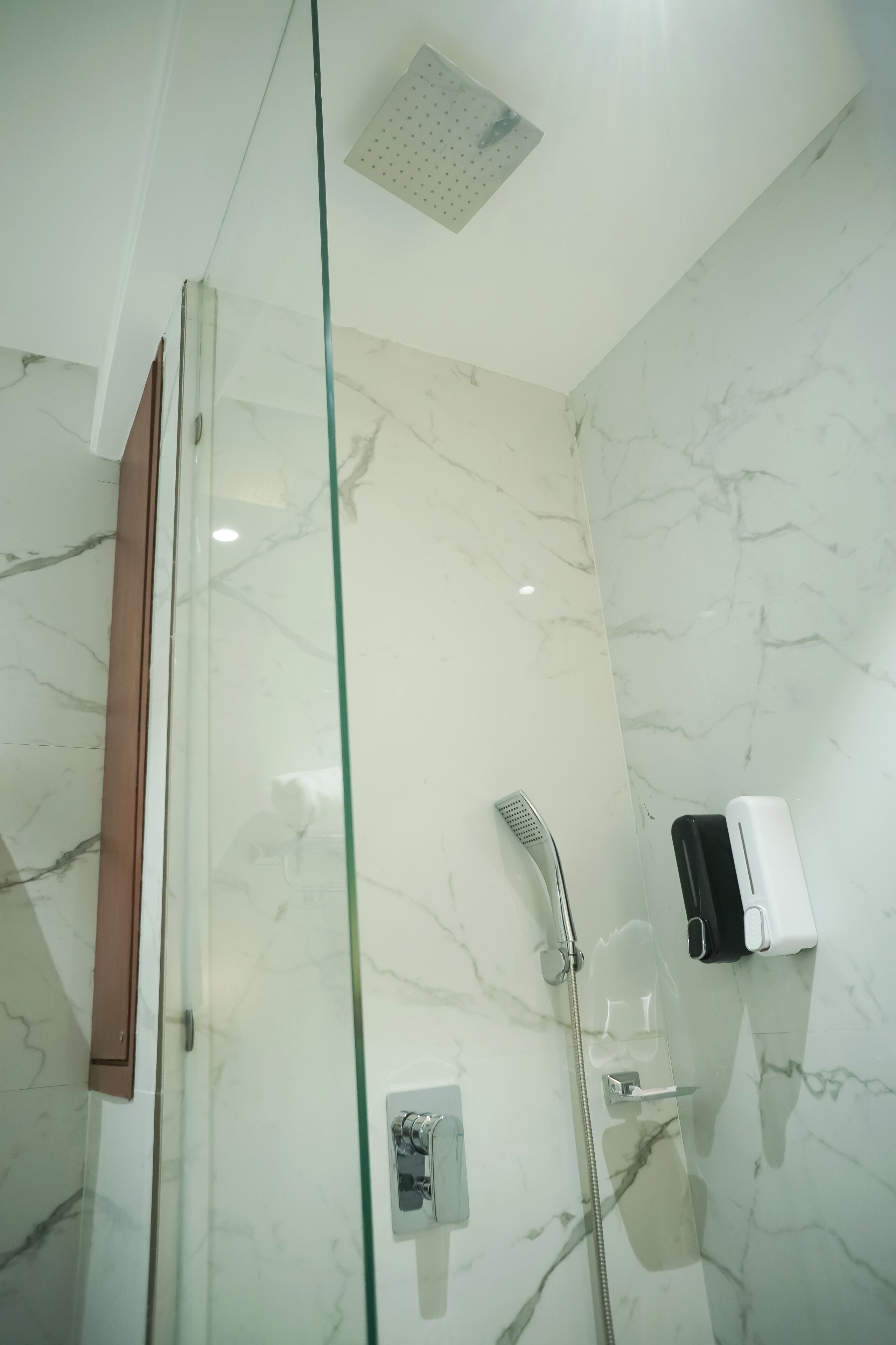 Ducha, artículos de tocador gratuitos, jabón, shampoo