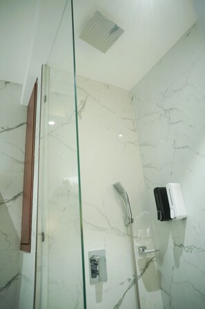 Deluxe Double Room | Bathroom | Shower, free toiletries, soap, shampoo - Hotel Pacific Primee (Zirakpur)