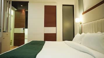 Deluxe dubbelrum | Värdeförvaringsskåp på rummet, skrivbord och strykjärn/strykbräda