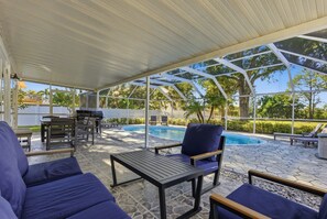 Outdoor dining - Levine's Spacious Clearwater Retreat with Pool (Clearwater)