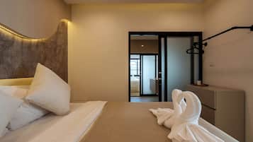 Luxury Villa | Desk, laptop workspace, iron/ironing board, free WiFi