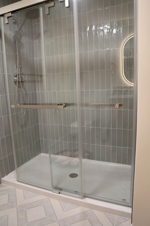 Een douche, milieuvriendelijke toiletartikelen, een haardroger