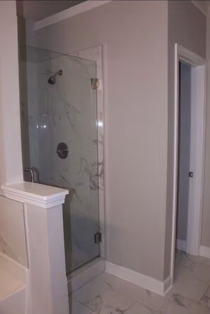 Boblebad, hårføner, håndklær og toalettpapir