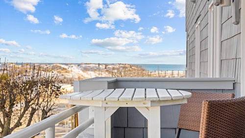 Beach Block 4BR Townhouse w/ Beach Views & Parking