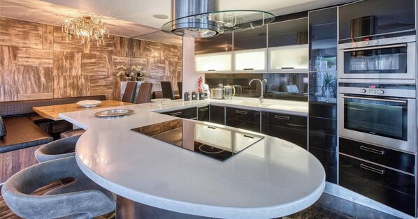 Fridge, microwave, oven, stovetop - Sea-View Terrace Maisonette, steps from Paceville! (Swieqi)