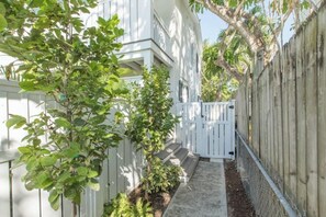 Property grounds - The Mermaids Retreat nestled near  Mary Star of the Sea, walk everywhere! (Key West)
