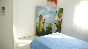 1 habitación y tabla de planchar con plancha 