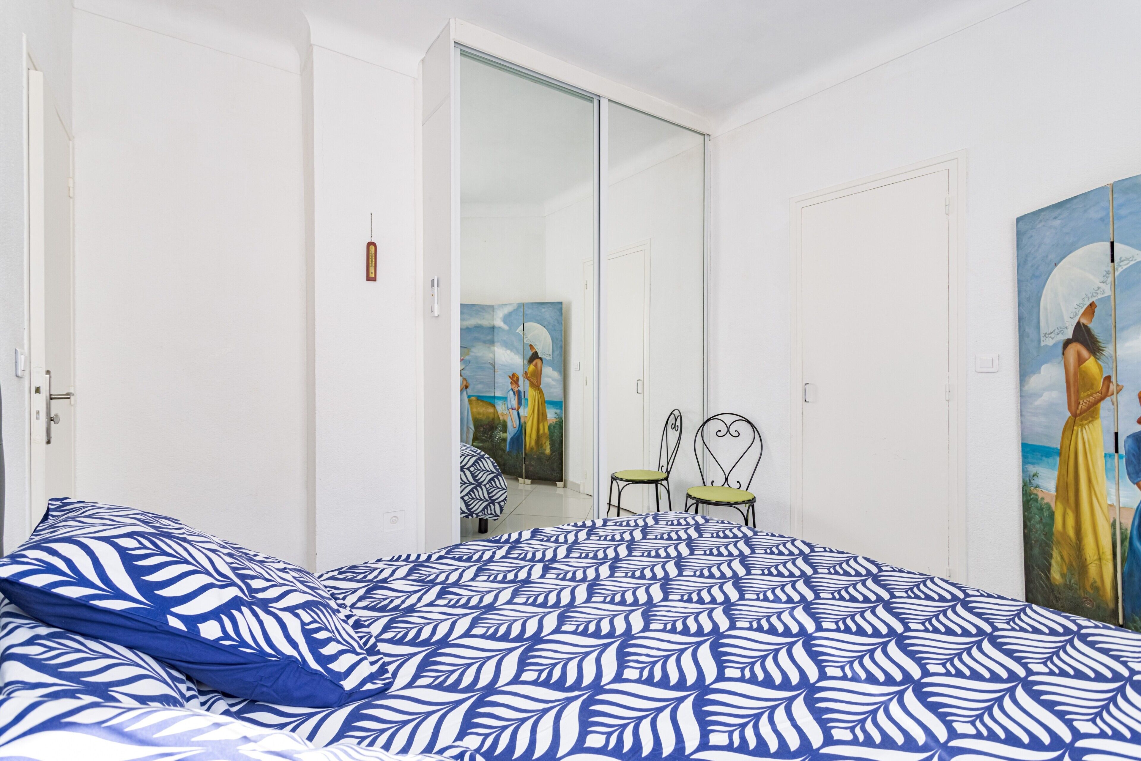 1 chambre, fer et planche à repasser