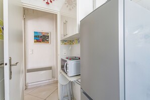 Fridge, microwave, oven, stovetop - Stunning Sea View, Central F2 Apartment with 17 m² Terrace (Canet Plage)