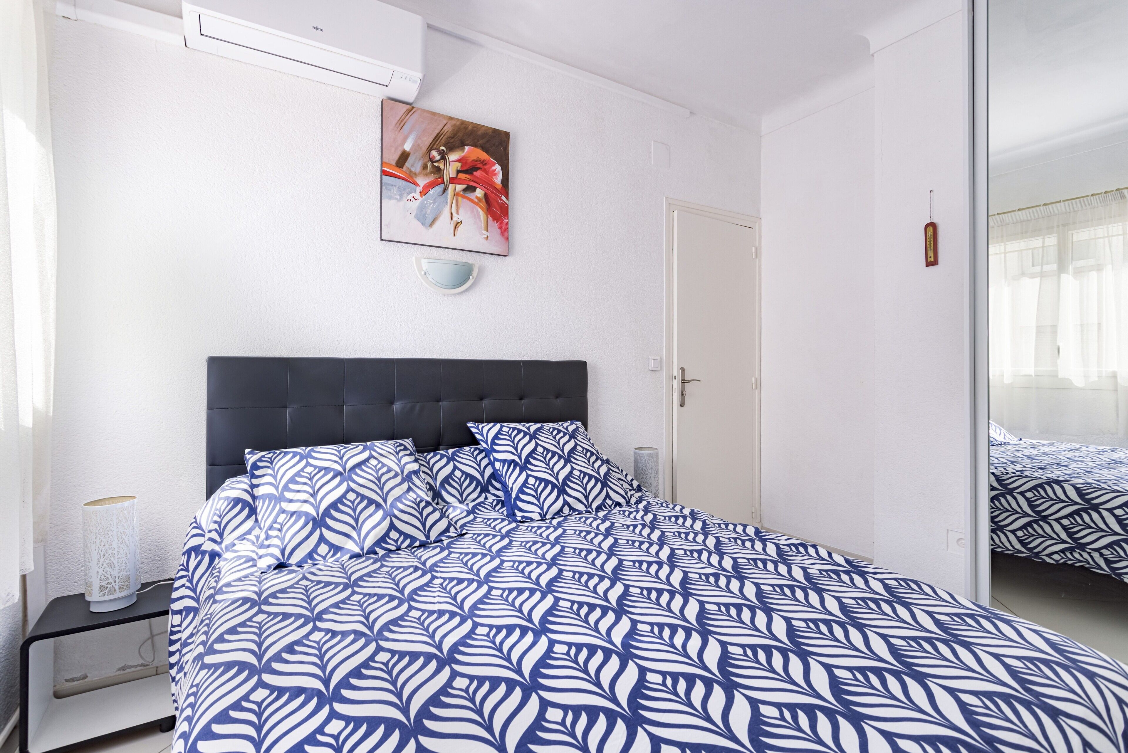 1 chambre, fer et planche à repasser