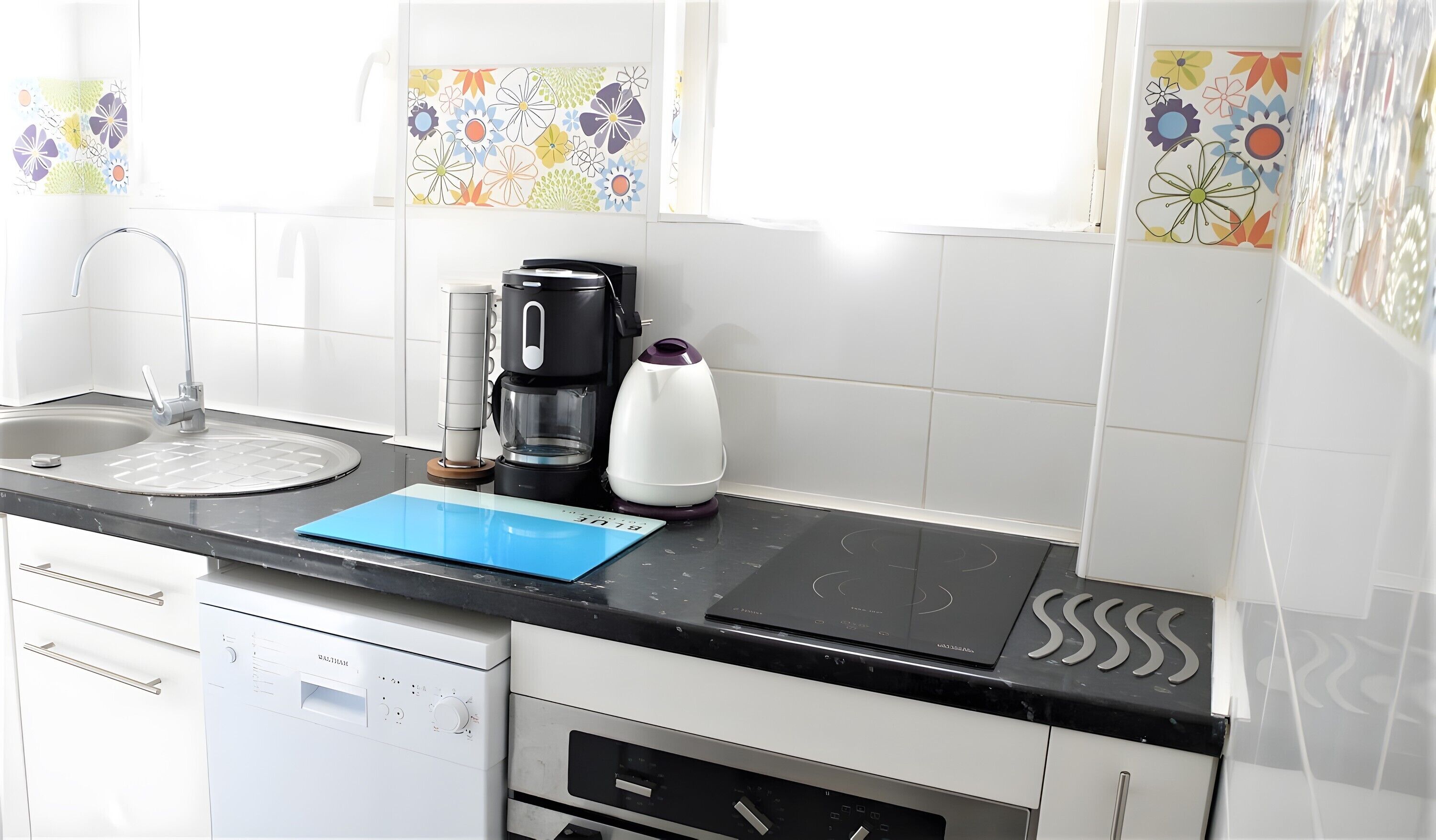 Frigorífico, microondas, horno y placa de cocina