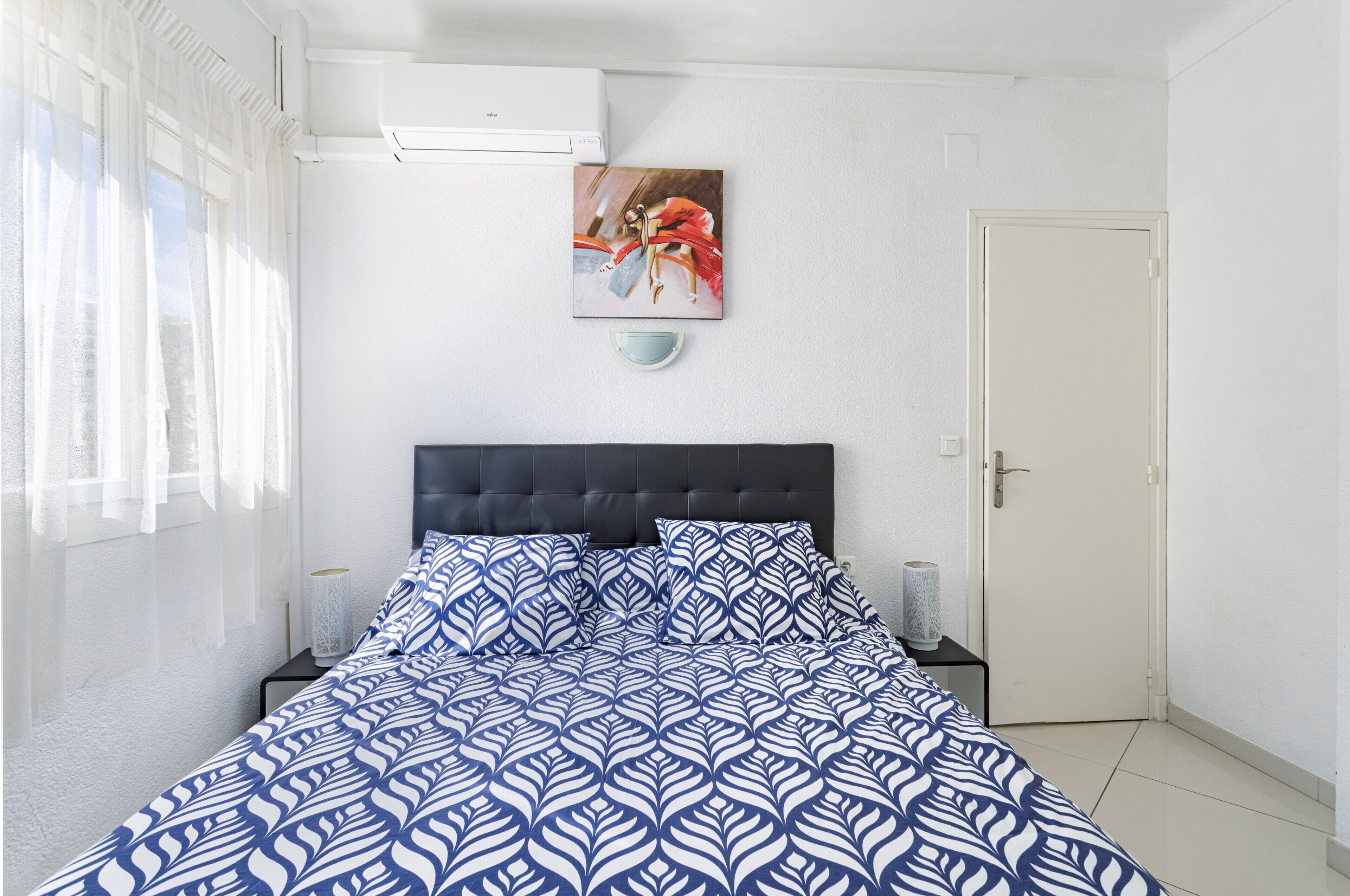 1 chambre, fer et planche à repasser