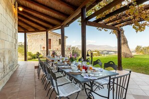 Outdoor dining - Villa Cusano 18, Emma Villas (Abbateggio)