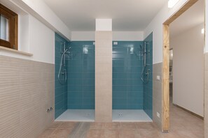 Shower, free toiletries, hair dryer, bidet - Villa Cusano 18, Emma Villas (Abbateggio)