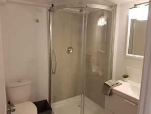 Hair dryer, towels, soap, shampoo - Entire guesthouse in N F, Canada (Lower level) (Niagara Falls)
