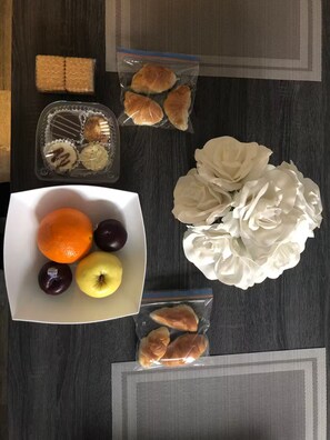 Breakfast meal - Entire guesthouse in N F, Canada (Lower level) (Niagara Falls)