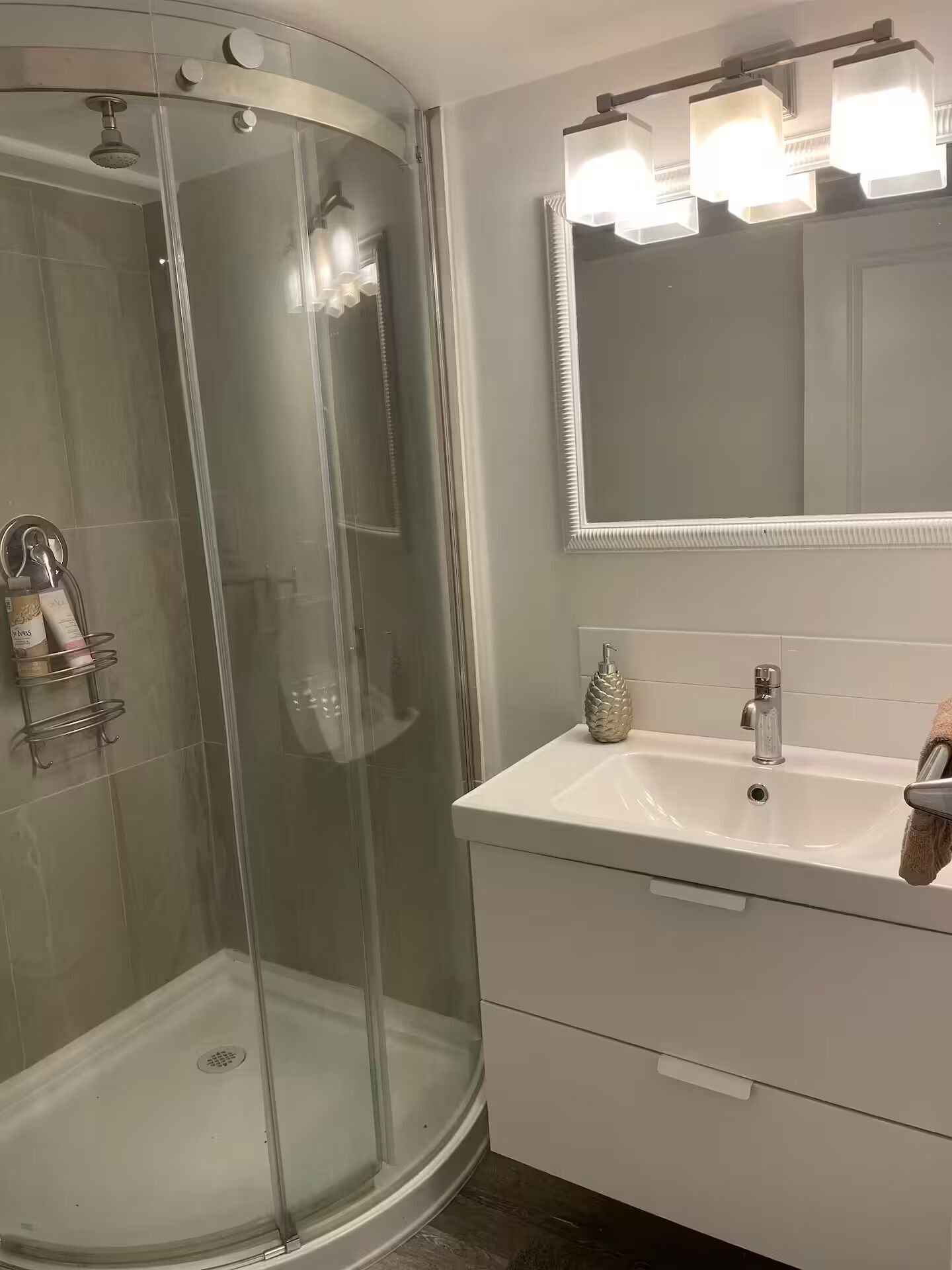 Ducha, secador de pelo, toallas y jabón